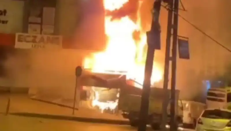Başakşehir'de İş Merkezinde Çıkan Yangın Panik Yarattı