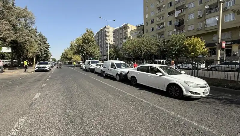 Diyarbakır'daki Zincirleme Kazada 5 Araç Birbirine Girdi: Olay Anı ve Detayları