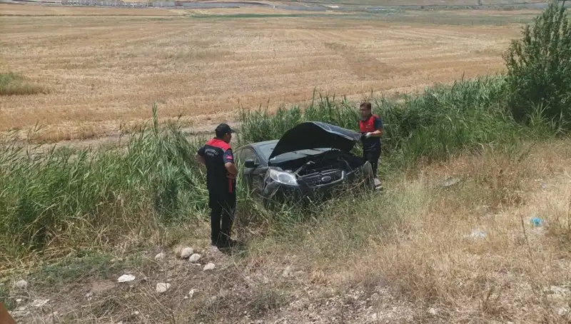 Otomobil Şarampole Uçtu, Seyahat Eden İki Kişi Yaralandı