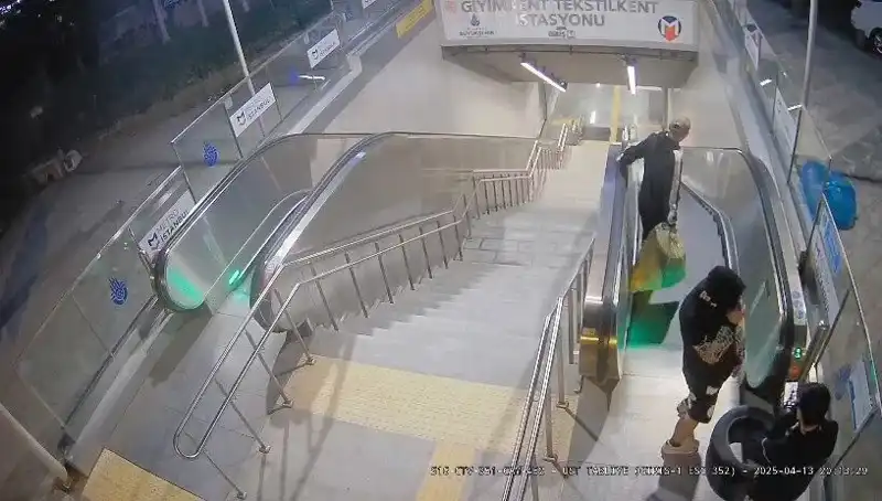 Metro İstasyonunda Caddeleri Çöpe Dönüştüren Şüpheliler Gözaltında