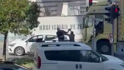 İstanbul Trafiğinde Çekiçli Dehşet: Güvenlik Açığının Alarmı