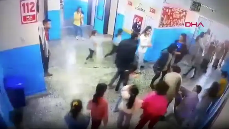 Bayılan Öğrenciyi Müdür Yardımcısı Hayata Döndürdü: O Anlar Kamerada!