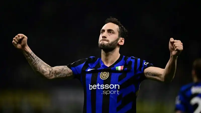 Hakan Çalhanoğlu, Transfer İçin Menajeriyle İstanbul'da Kritik Görüşmelere Başladı