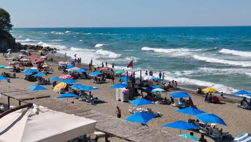 Akçakoca'da Deniz Yasağı: Turizm ve Yerel Ekonomi Üzerindeki Etkileri