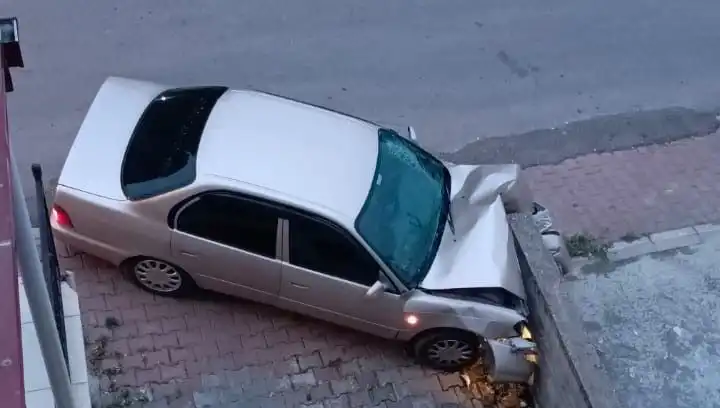 Kontrolü Kaybeden Araç Duvara Çarpınca Komik Anlar Yaşandı