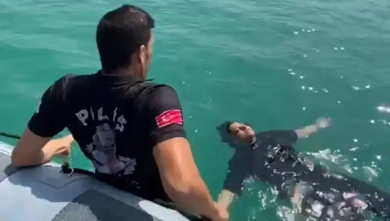 Baraj Gölüne Düşen Kadını Gemi Adamları Hayatına Kast Etmekten Kurtardı