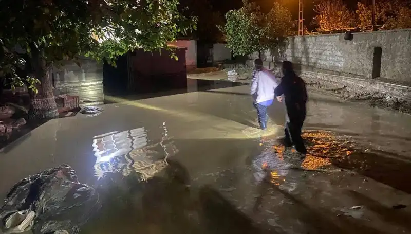 20 Dakikalık Yağışın Ardından Sel Felaketi: 1 Ev Çöktü