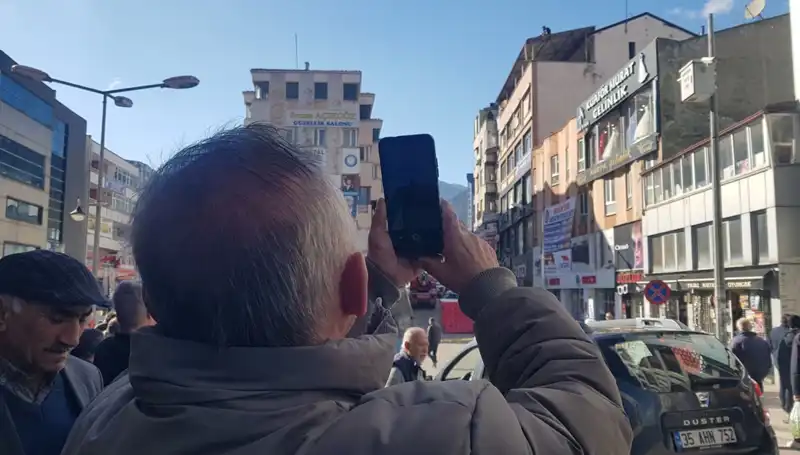Çatıya Tırmanan Gençlere Yoğun İlgi: Yarış Kızıştı!