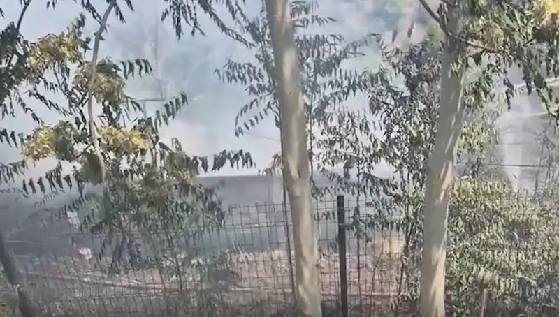 Sultangazi'de Gecekonduya Sıçrayan Otluk Alan Yangını: Vatandaşlar Panik Halinde!
