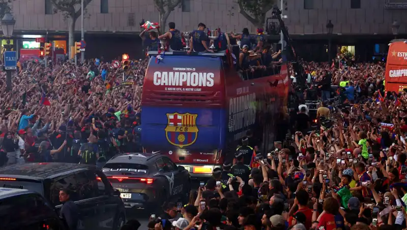 Barcelona Futbol Takımı Taraftarları ile Buluştu: Coşku Dolu Anlar