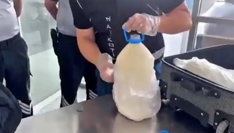 Havalimanında Süt Şişesi İçinde Ele Geçirilen 12 Kilo 800 Gram Narkotik Olayı