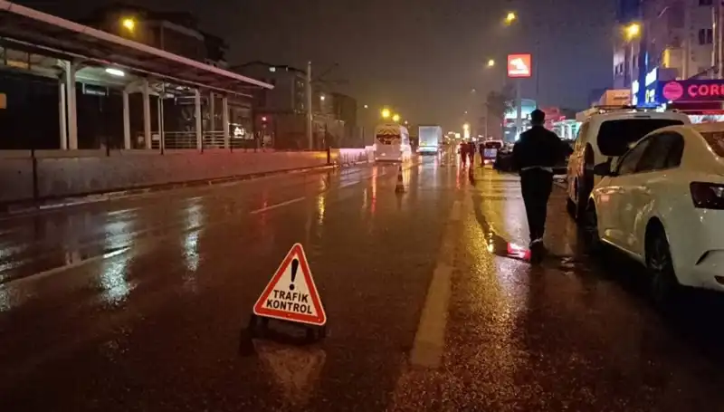 Bursa'da Kazanın Ardından Şok Eden Kaza: Polis Memuruna Kamyonet Çarptı