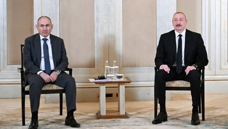 Aliyev ve Paşinyan Abu Dabi'de Barış İçin Tarihi Toplantıda Buluştu