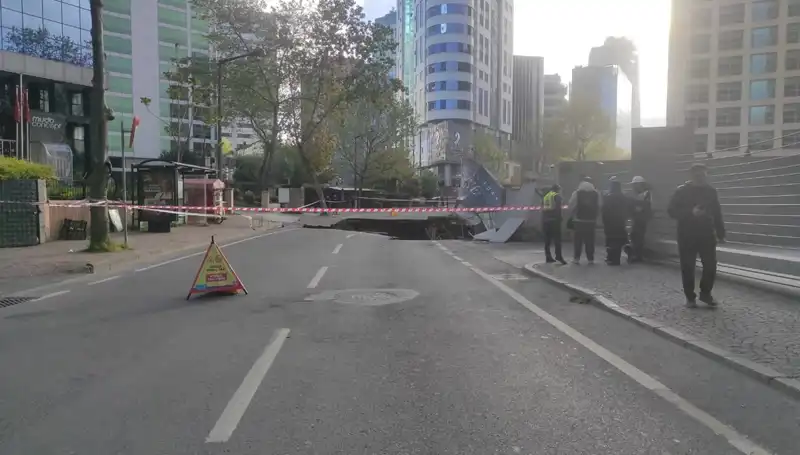 Sarıyer'de Heyecan Verici Bir Olay: Yol Çöktü, Cadde Kapandı!