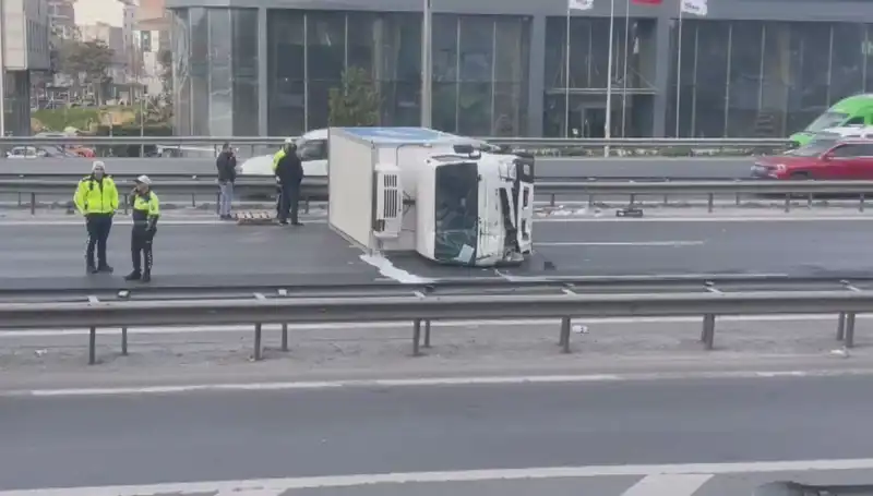 Basın Ekspress Yolu'nda Kamyonet Devrildi: Detaylar ve Olası Nedenler