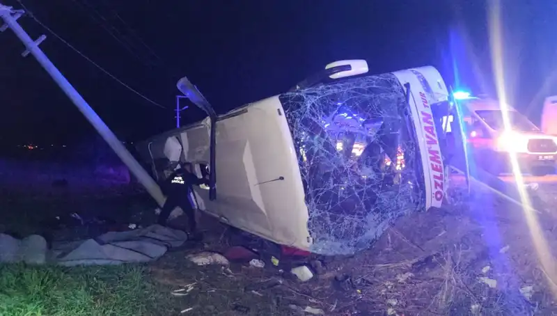 Van'da Yolcu Otobüsü Devrildi: 28 Kişi Yaralandı, Gözaltılar Var!