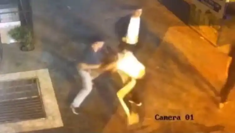 İstanbul Sokaklarında Tekmeli Yumruklu Kavga: Güvenlik adına sarsıcı görüntüler