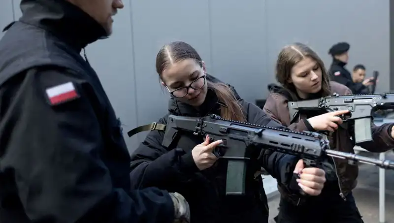Polonya'da Savaş Hazırlığı: Siviller Askeri Eğitime Başladı
