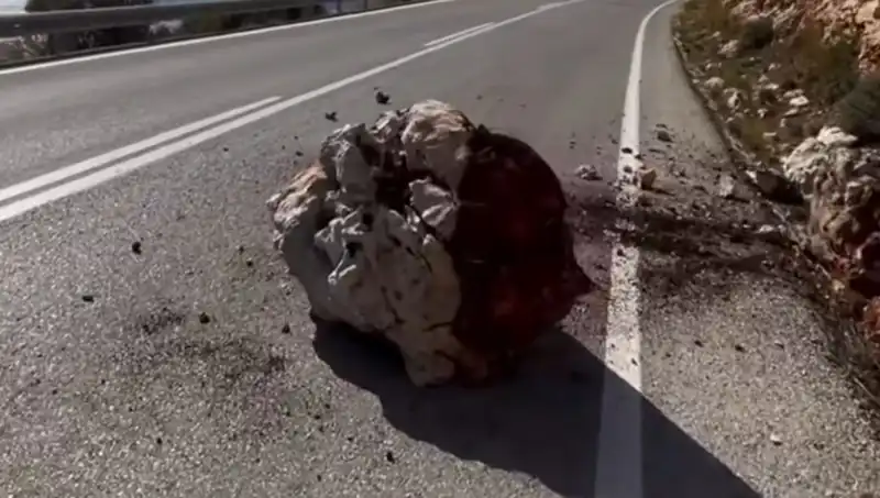 Kaş'ta Yağışlar Sonrası Yamaçtan Düşen Kayalar, Faciaya Neden Olabilir!