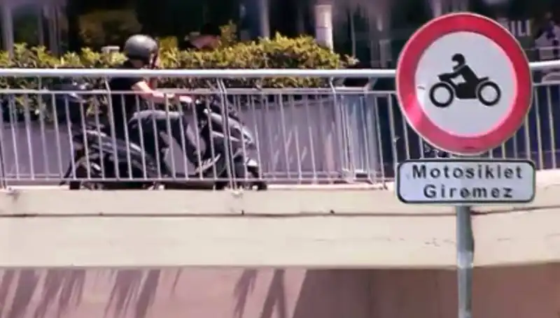 Üst Geçitler Motokuryelerin İşgali Altında: Şehir Hayatı Tehlikede!