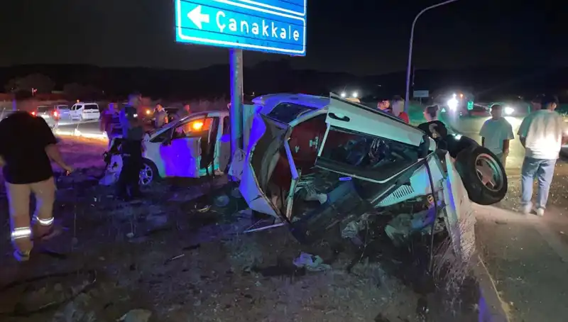 Çanakkale'de Feci Trafik Kazası: İki Otomobil Çarpıştı, Yaralılar Hastanede!