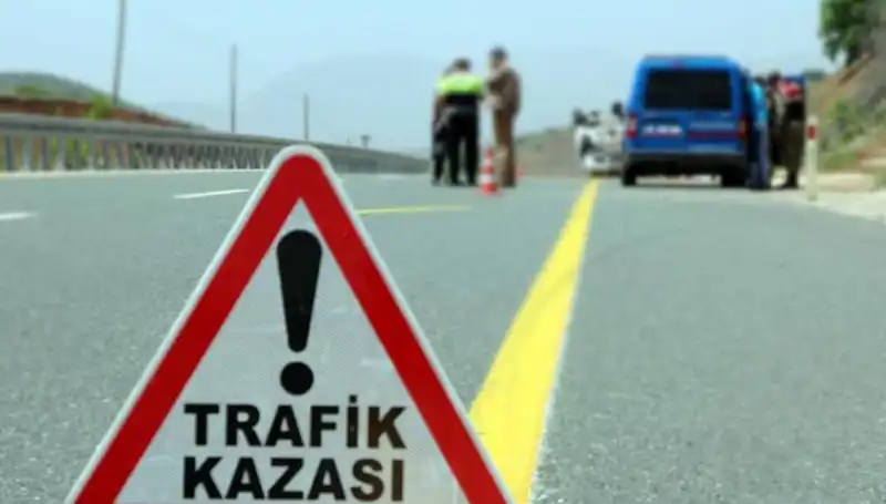 Otomobil ve Kamyon Çarpıştı: Feci Kaza Sonrası Hayatını Kaybedenler Var