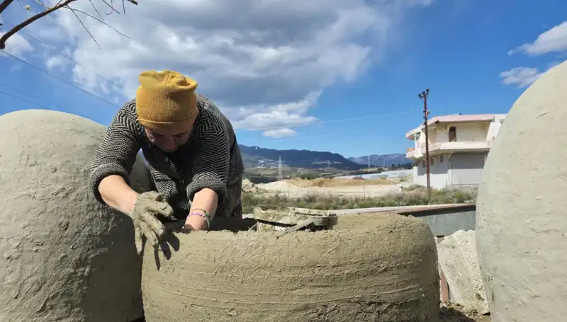Hataylı Kadınların Killi Toprakla Verdiği Mücadele: Geleneksel El Sanatları