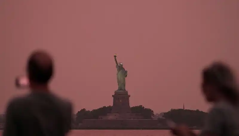 Kanada Yangınlarının Dumanı New York’u Sararken, Nefes Alma Mücadelesi