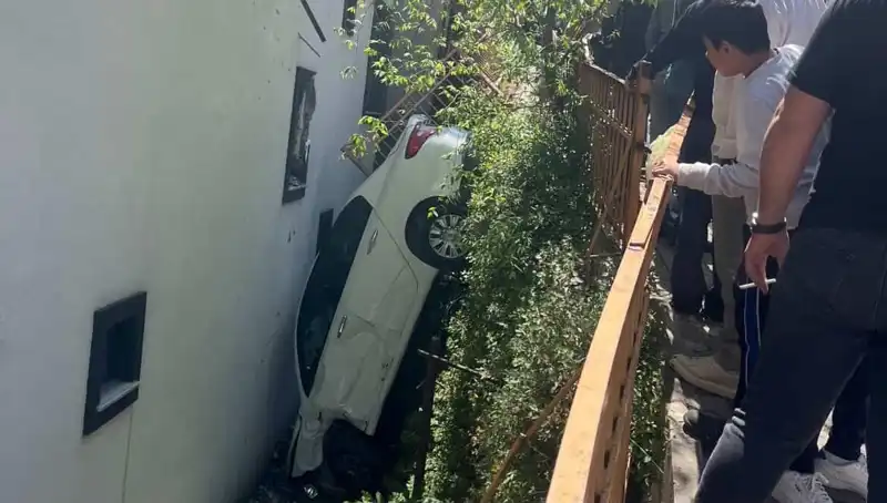 Kağıthane'de Bir Araç, Yayayı Metrelerce Sürükledi: Korku Dolu Anlar