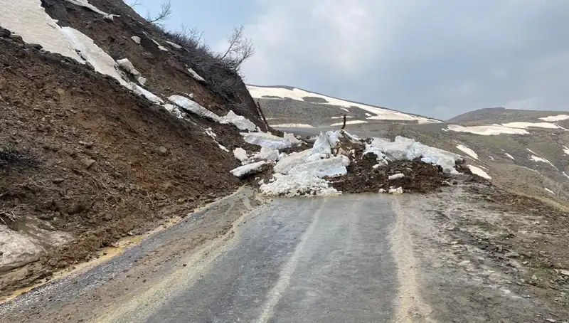 Muş'taki Heyelan Sonrası Kapanan Köy Yolu Nihayet Ulaşıma Açıldı
