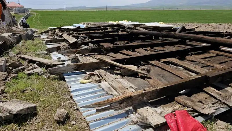 Bitlis'te Şiddetli Fırtına: Çatılar Uçtu, Kent Zarar Gördü