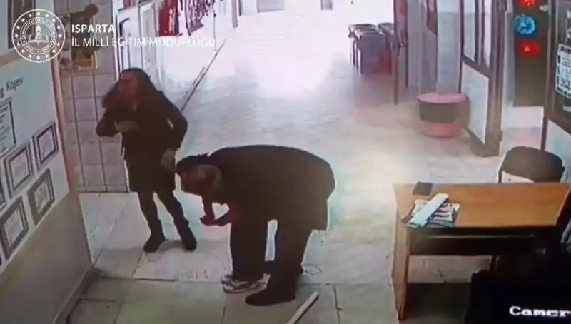 İlkokulda Öğretmen, Heimlich Manevrası ile Ödev Canavarı Öğrencisini Kurtardı