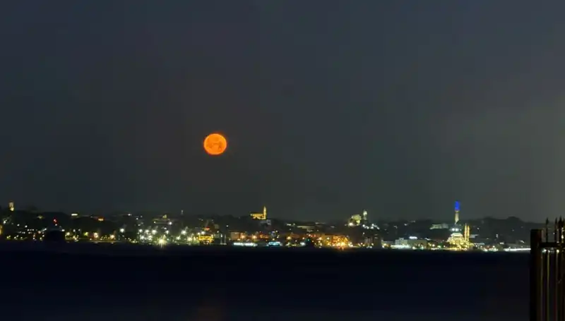 İstanbul'da Büyüleyici "Çilek Dolunayı" Manzaralarıyla Göz Kamaştırdı