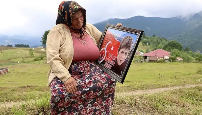 Eren Bülbül'ün Annesine Bayram Ziyareti: DEM Parti'dan Anlamlı Bir Jest