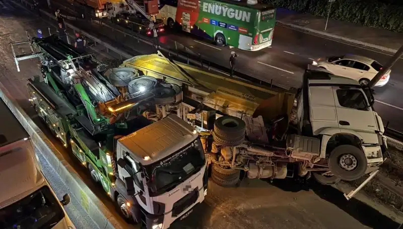 Moloz Yüklü Hafriyat Kamyonunun Devrilmesi: Yaralananlar ve Daha Fazlası