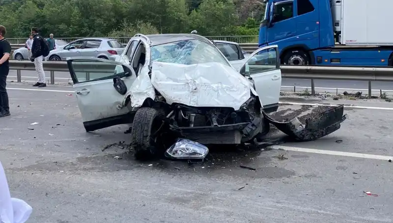 Betona Çarpan Araçta Feci Kaza: 3 Yaralı, Hayatta Kalma Mücadelesi