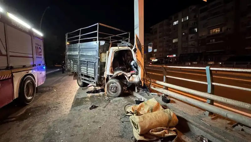 Kamyonet Yön Tabelasına Çarptı: Sürücü Neden Yaralandı?