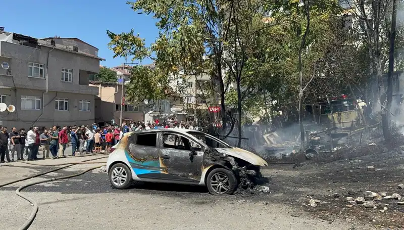 Gecekonduda Korkunç Yangın: Yangın Aracı Alevler İçinde Kaldı!