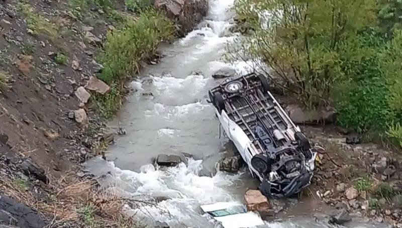 Hakkari'de Feci Minibüs Kazası: 2 Ölü, 3 Yaralı