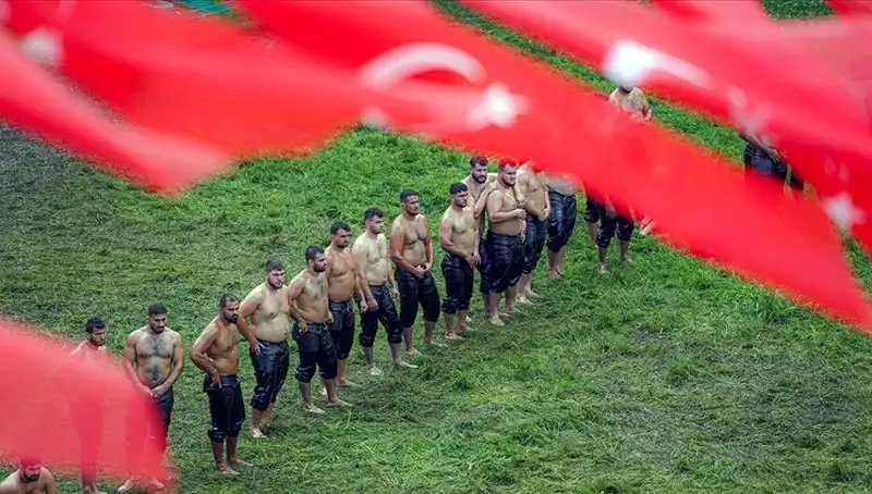 Kırkpınar Yağlı Güreşleri: Tarihi Gelenek Tiraktör Pehlivanların Mücadelesi Başlıyor