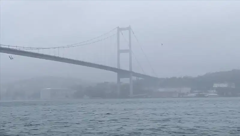 İstanbul Boğazı’nda Gemi Trafiği Sise Takıldı: Seyirler Durma Noktasında