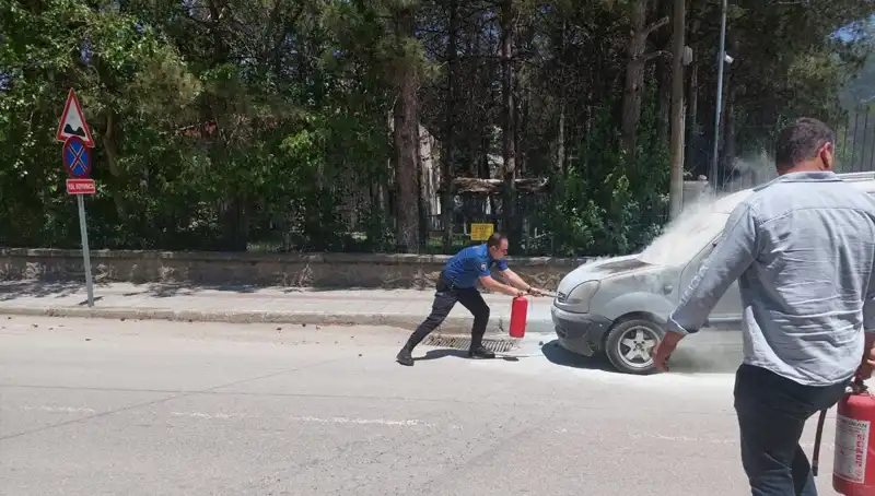 Emniyet Binası Önünde Korkutan Yangın: Araç Alev Alev Yandı