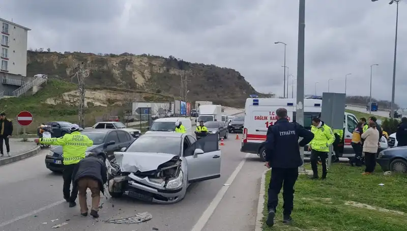 Sinop’ta Feci Kaza: İki Otomobil Çarpıştı, Yaralılar Hastaneye Sevk Edildi