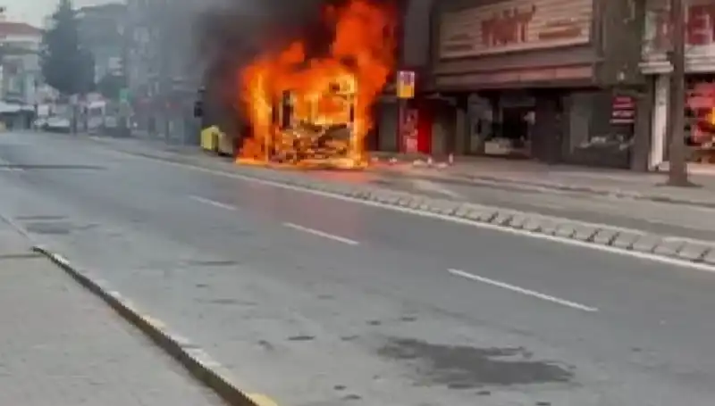 Ümraniye'de Korku Dolu Anlar: Yangın Kısa Sürede Büyüdü ve Panik Yarattı