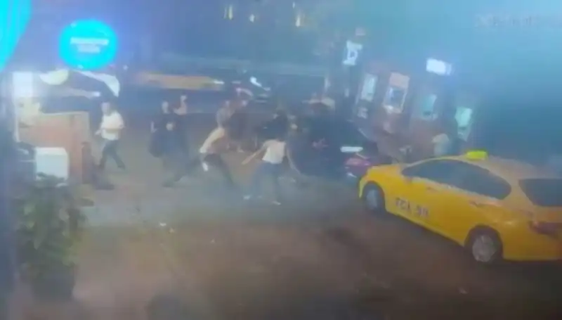 Beyoğlu'nda İki Gruplar Arasında Laf Atma Kavgalarında Kan Aktı