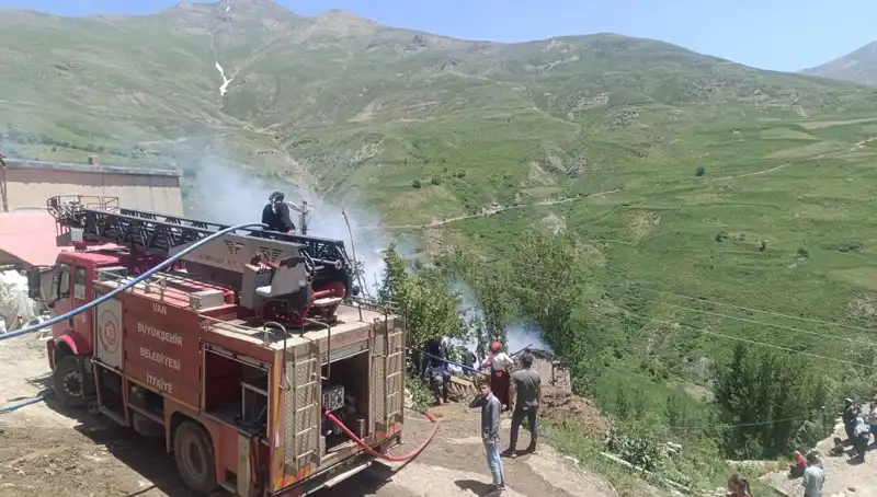 Van'da Yangın Felaketi: Bir Çocuk Hayatını Kaybetti