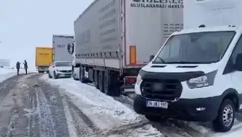 Kars-Ardahan Karayolu'nda Kar Yağışı TIR'ları Kara Sapladı