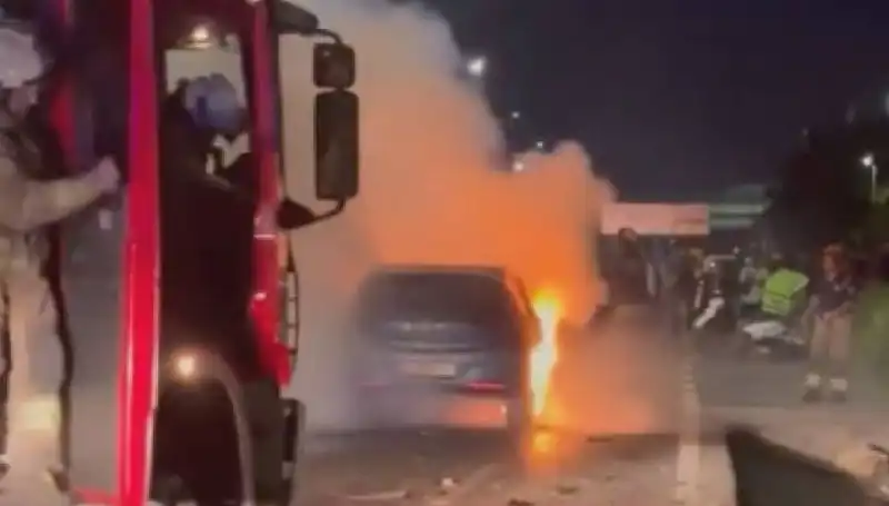 Otoyolda Bariyerlere Çarpan Araç Alev Alev Yandı: Sürücü Neyle Karşılaştı?