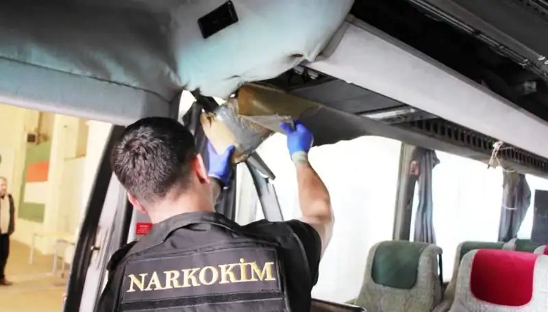 Sınırdan Geçen Otobüste Eşine Az Rastlanan Uyuşturucu Yakalandı!