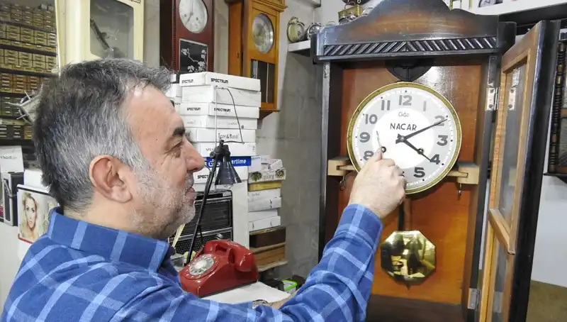 Küçücük Bir Dükkan, Devasa Tarih: Saat Tamircisi Anılarıyla Konuşturuyor